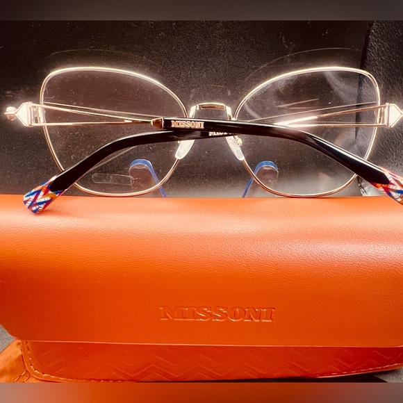 Missoni 2 in 1 tortoise magnetic clip on sunnies to your RX eyeglasses. Complete main image 2